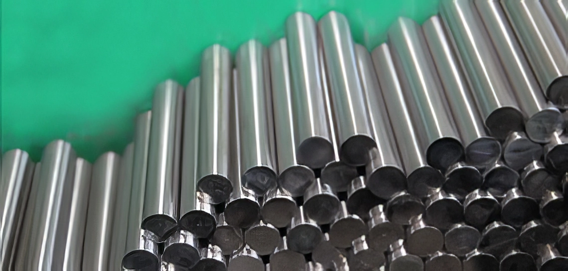 Una pila di tubi cilindrici metallo duro. 2K TOOLS